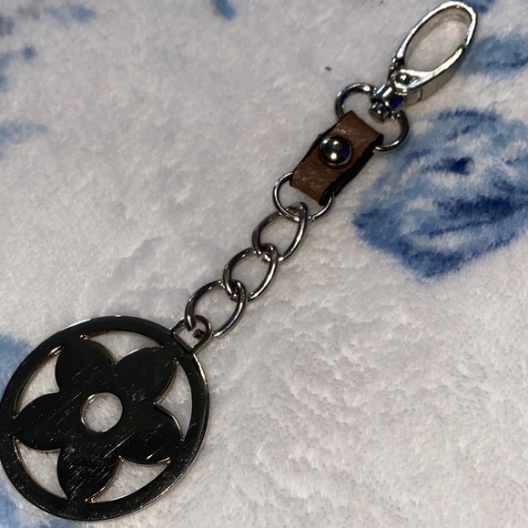 Accessories - Silver Floral with Leather Keychain